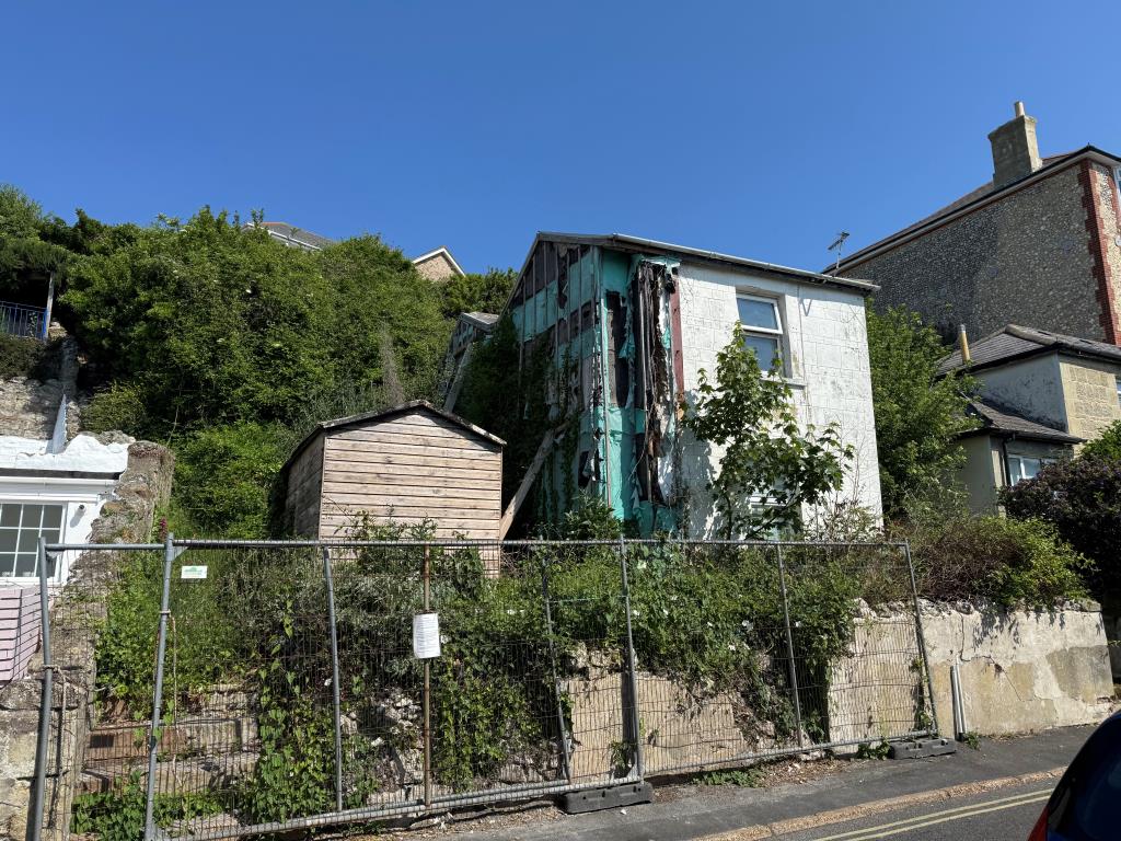 Lot: 20 - TOWN CENTRE COTTAGE WITH CONSENT FOR DEMOLITION AND A PAIR OF REPLACEMENT COTTAGES - A Look at the site from the Town Side